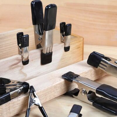 Metal Yaylı Kelepçeler Ağır Hizmet Tipi Ahşap İşçiliği Arka Planları için A Kelepçeleri